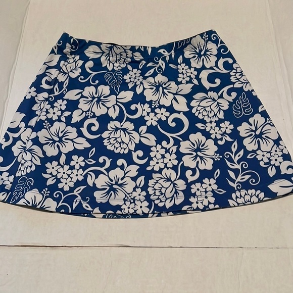 Blue & white flora hibiscus mini skirt by Tail in the early 00’s. - Picture 2 of 5